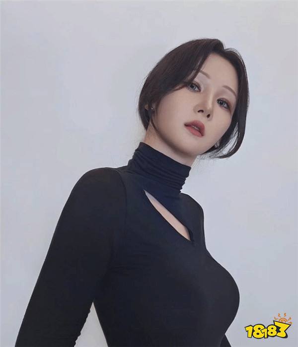 《星刃》服装模特MyBoo幕后照:身材火辣不输体模