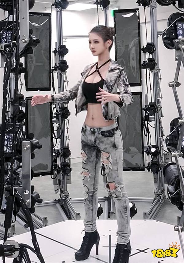 《星刃》服装模特MyBoo幕后照:身材火辣不输体模