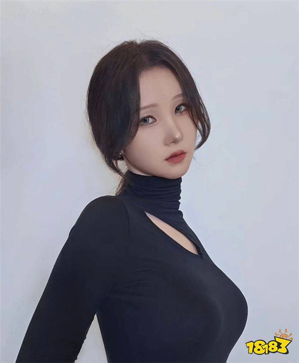 《星刃》服装模特MyBoo幕后照:身材火辣不输体模