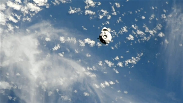 星际半年游即将结束!SpaceX龙飞船到达国际空间站!