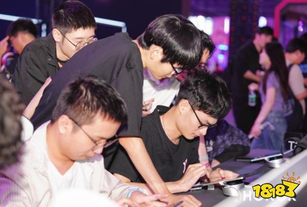 荣耀平板GT亮相上海追梦骇客超感玩家盛典,见证英雄亚冠ACL总决赛