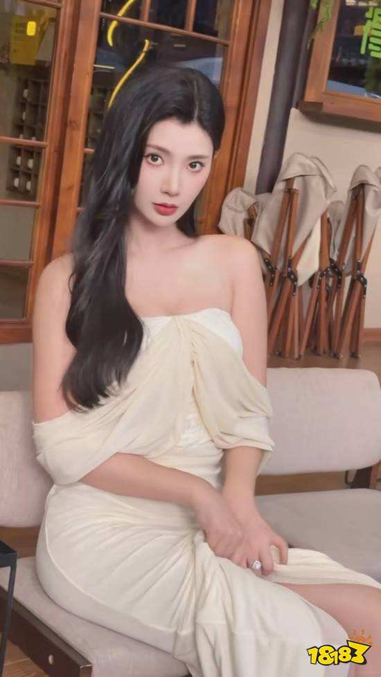 王星辰优雅长裙造型