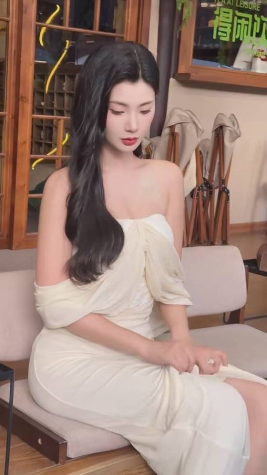 王星辰长裙造型