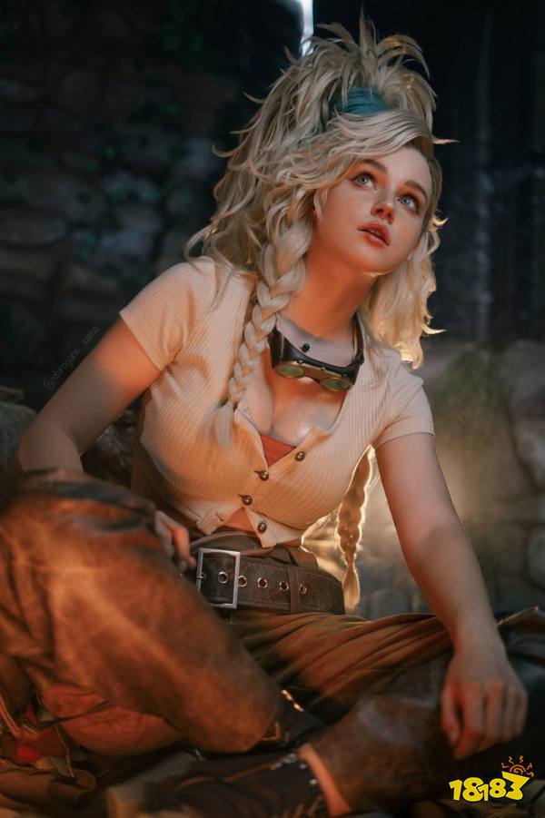 杰玛 Cos 姿态:工作中的转身动作